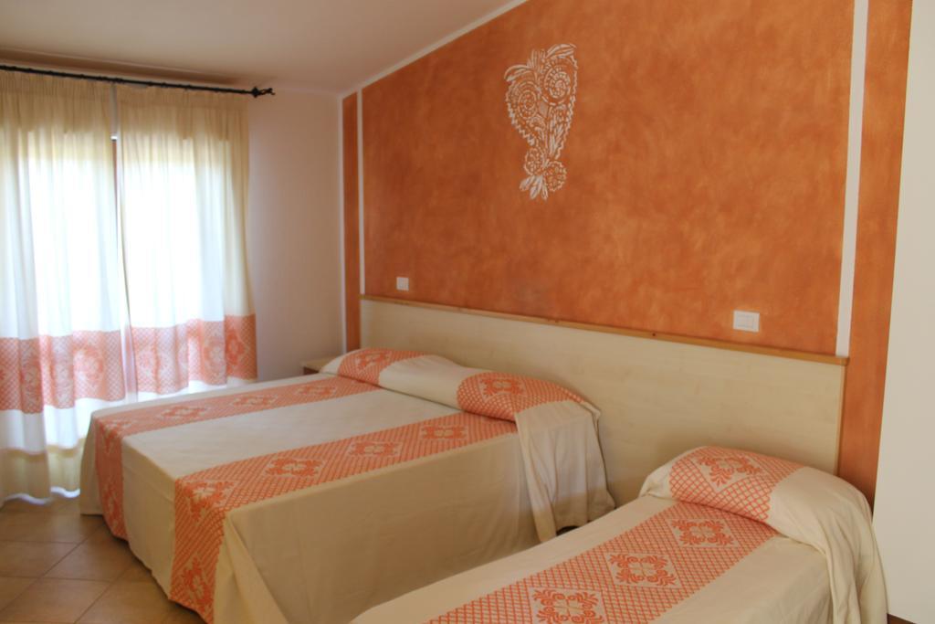Hotel Petri Marini Aglientu Zimmer foto